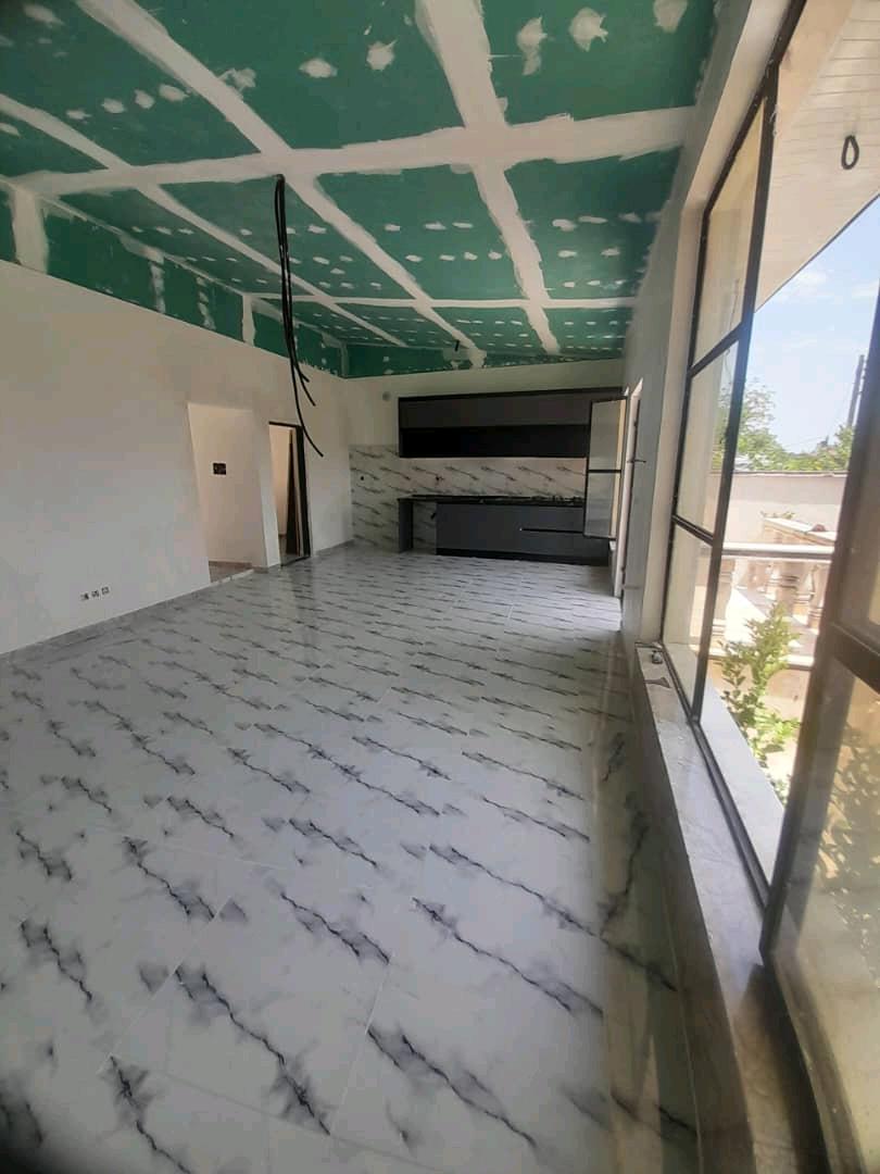 تصویر یک ویلای نما مدرن و محوطه سازی شده با موزاییک و چمن مصنوعی