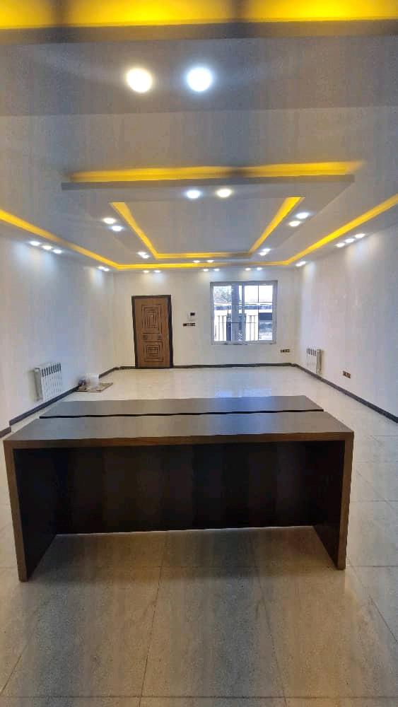 تصویر یه ویلای فلت در موقعیت شهری با محوطه بزرگ