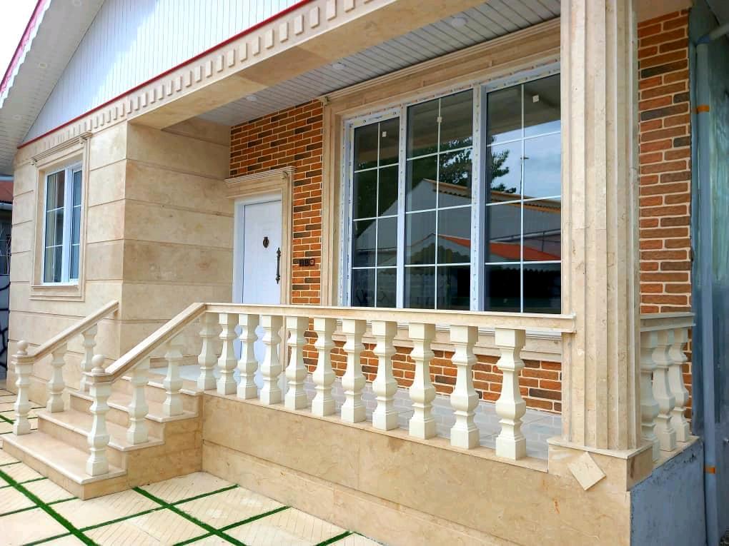 تصویر یک ویلای فلت روستایی که محوطه سازی شده و از چمن مصنوعی استفاده شده