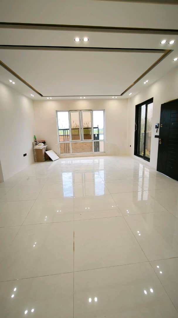 تصویر یک ویلای نما مدرن و محوطه سازی شده با موزاییک و چمن مصنوعی