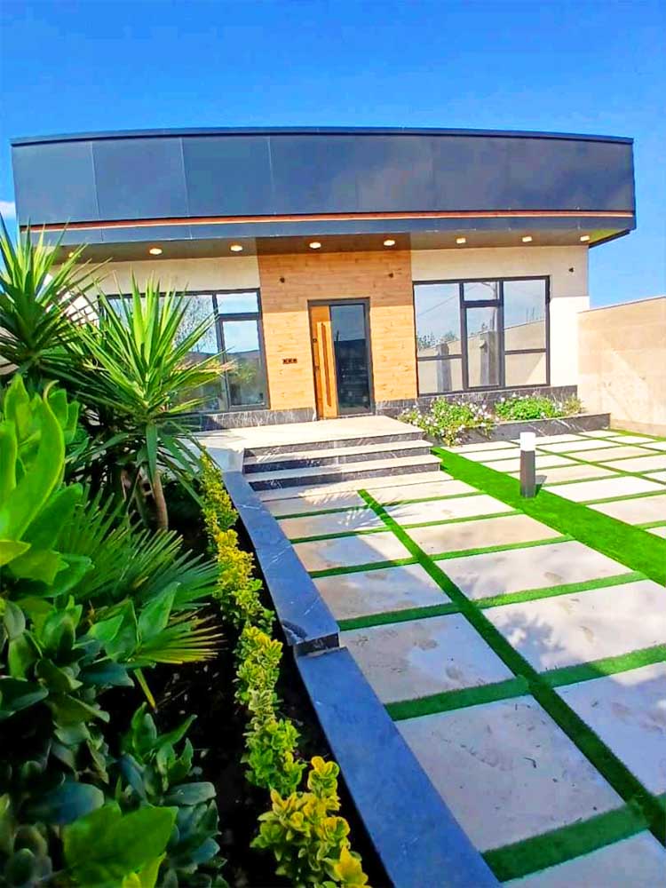 تصویر یک ویلای نما مدرن و محوطه سازی شده با موزاییک و چمن مصنوعی