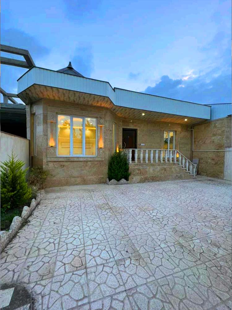 تصویر یک ویلای فلت روستایی که محوطه سازی شده و از چمن مصنوعی استفاده شده