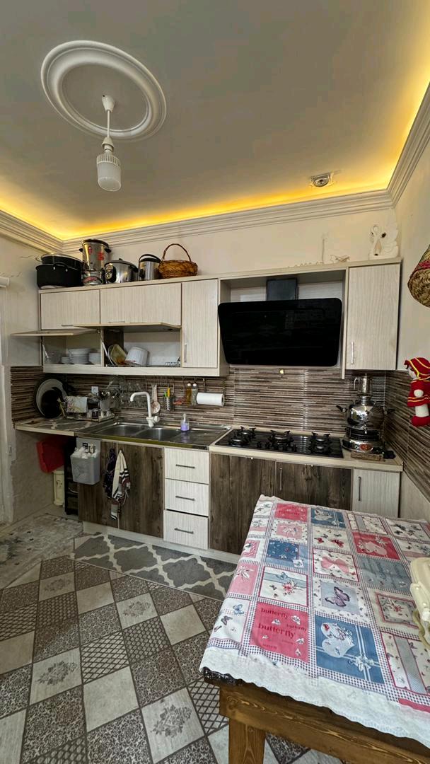 یک ویلای نما سنگ با حیاط بزرگ