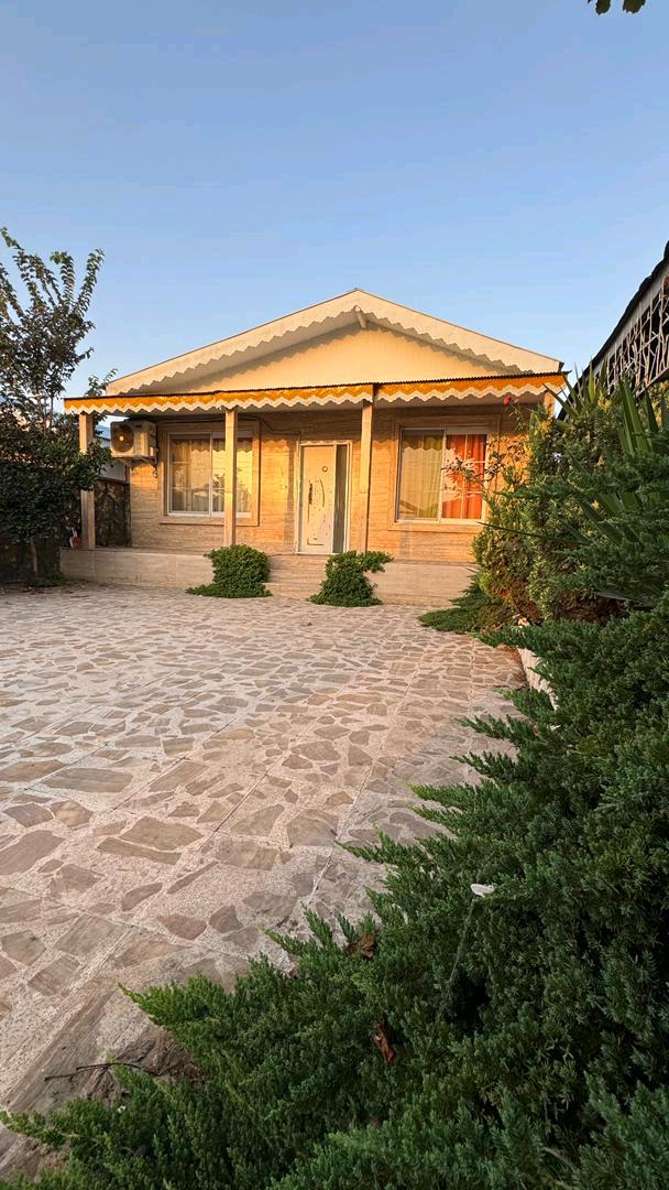 یک ویلای نما سنگ با حیاط بزرگ