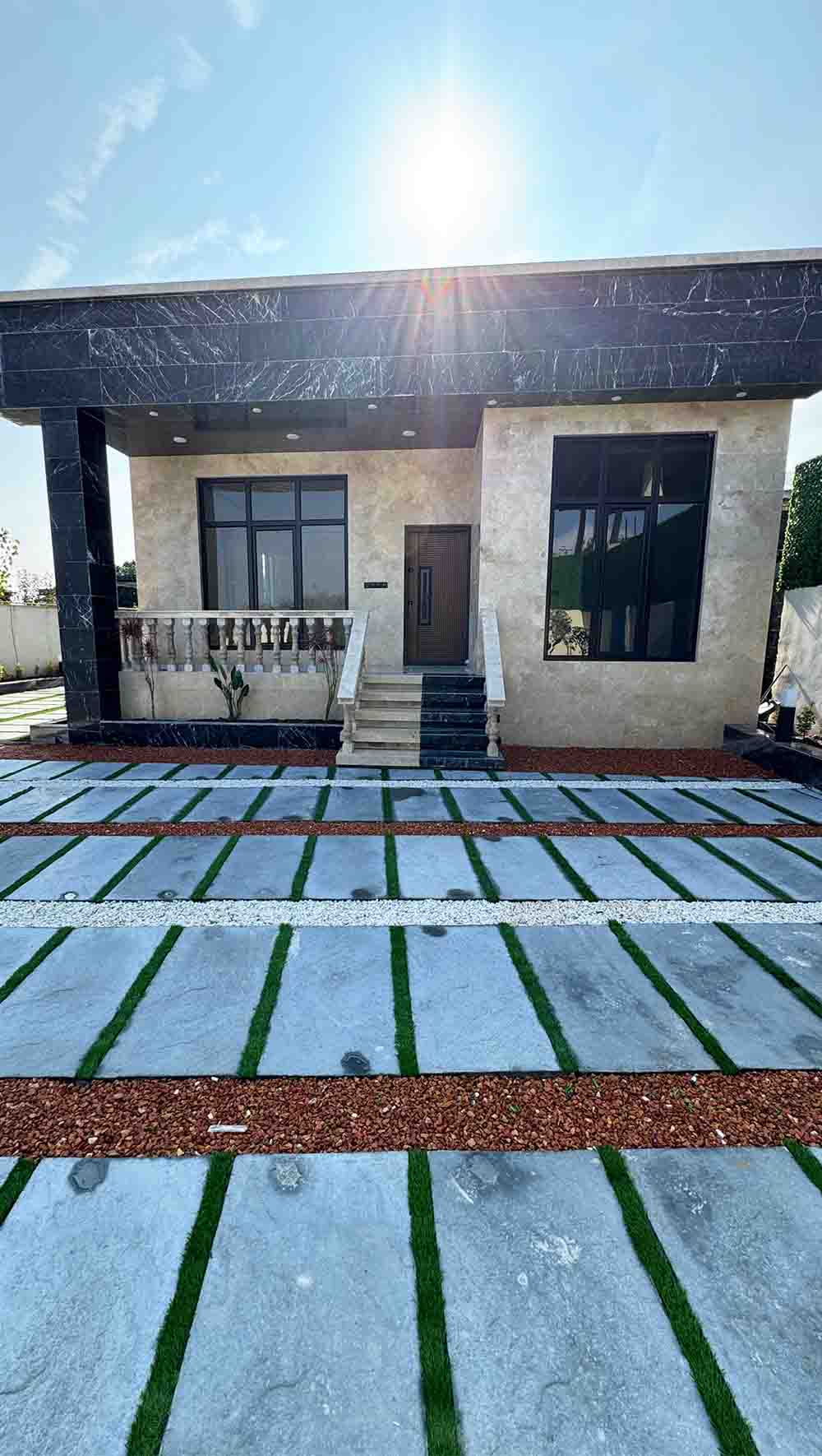 یه ویلای نوساز نما مدرن با محوطه سازی موزاییک و چمن مصنوعی