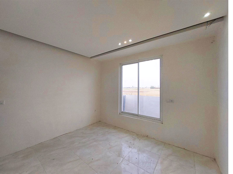 تصویر یک ویلای نما مدرن و محوطه سازی شده با موزاییک و چمن مصنوعی