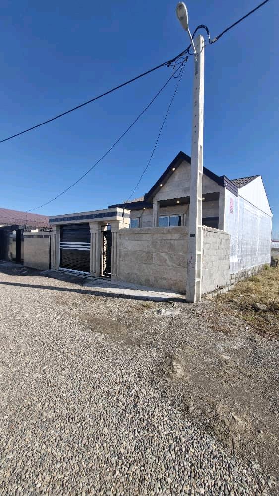 تصویر یه ویلای فلت در موقعیت شهری با محوطه بزرگ