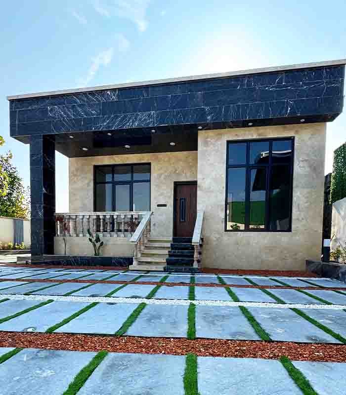 یه ویلای نوساز نما مدرن با محوطه سازی موزاییک و چمن مصنوعی