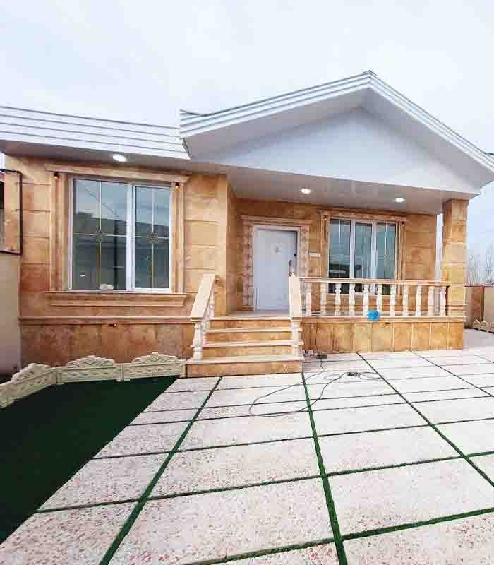 تصویر یک ویلای نما کلاسیک و محوطه سازی شده با موزاییک و چمن مصنوعی