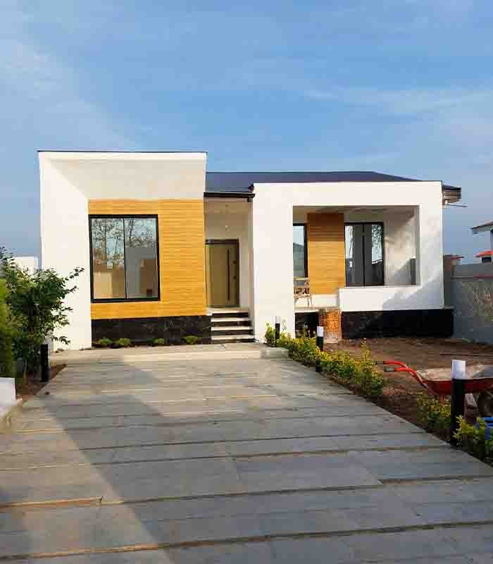 تصویر یک ویلای نما مدرن و محوطه سازی شده با موزاییک و چمن مصنوعی