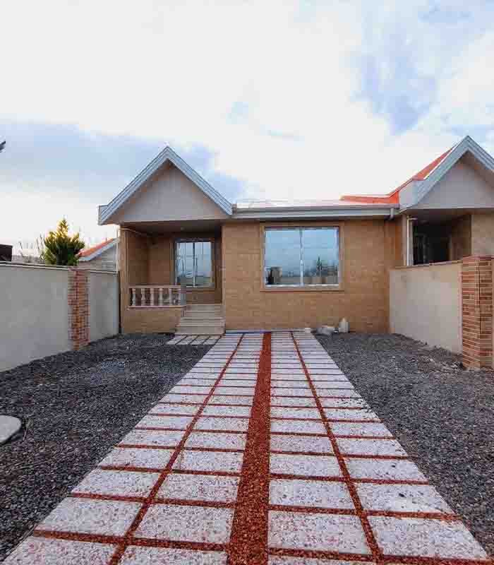 تصویر یک ویلای فلت روستایی که محوطه سازی شده و از چمن مصنوعی استفاده شده