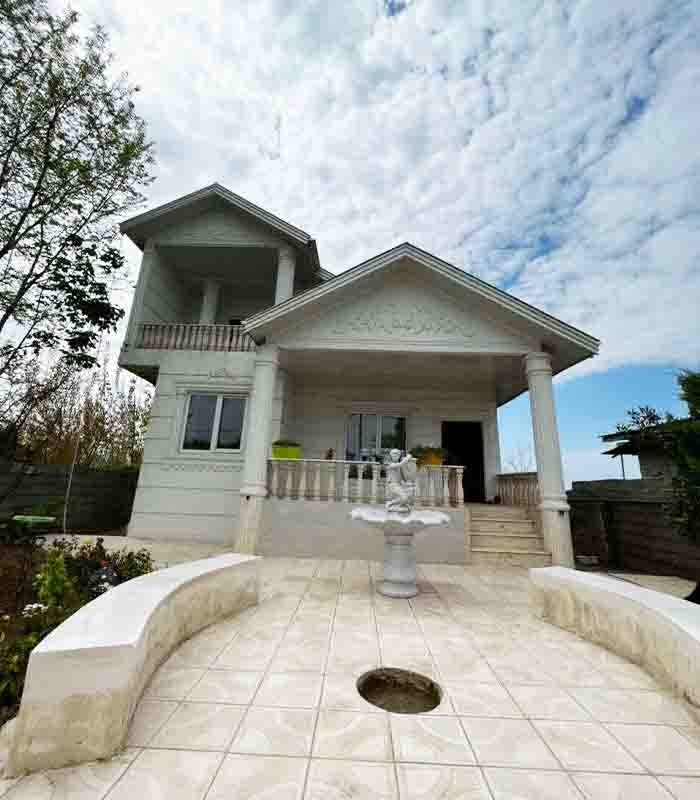 تصویر یک ویلای نما مدرن و محوطه سازی شده با موزاییک و چمن مصنوعی