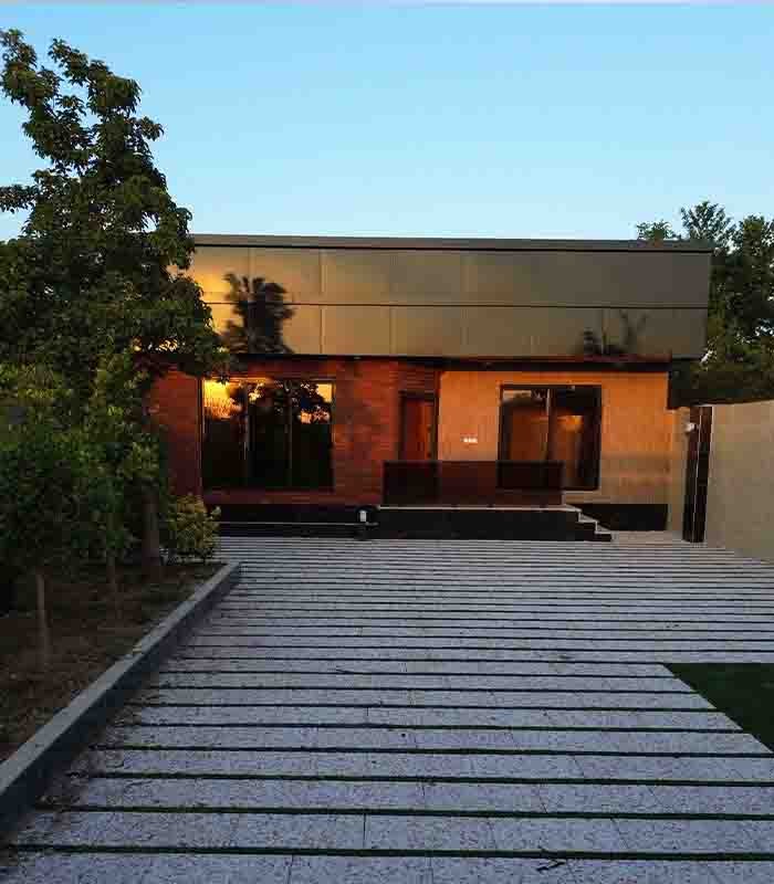 تصویر یه ویلای فلت در موقعیت روستایی با محوطه بزرگ