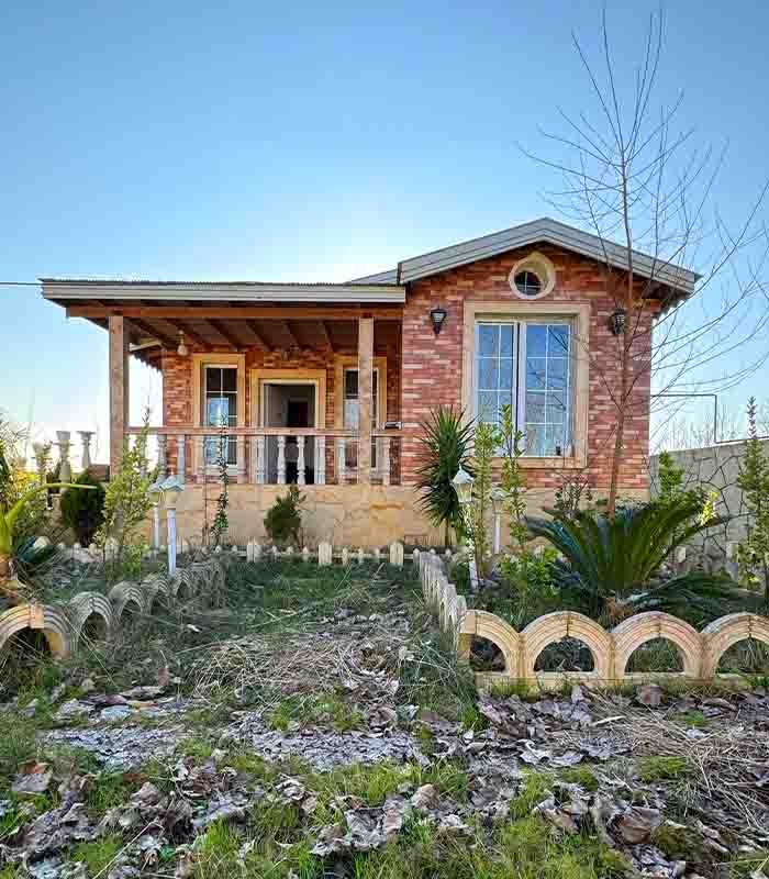 تصویر یک ویلای فلت روستایی که محوطه سازی شده و از چمن مصنوعی استفاده شده