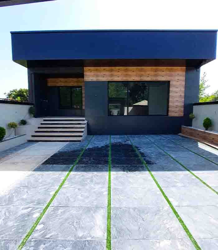 تصویر یک ویلای فلت روستایی که محوطه سازی شده و از چمن مصنوعی استفاده شده