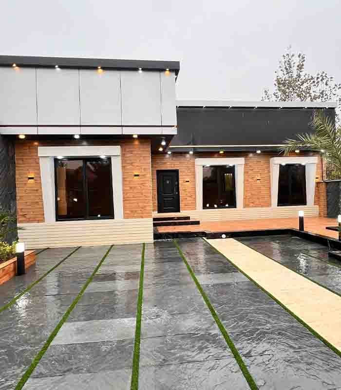 تصویر یک ویلای نما مدرن و محوطه سازی شده با موزاییک و چمن مصنوعی