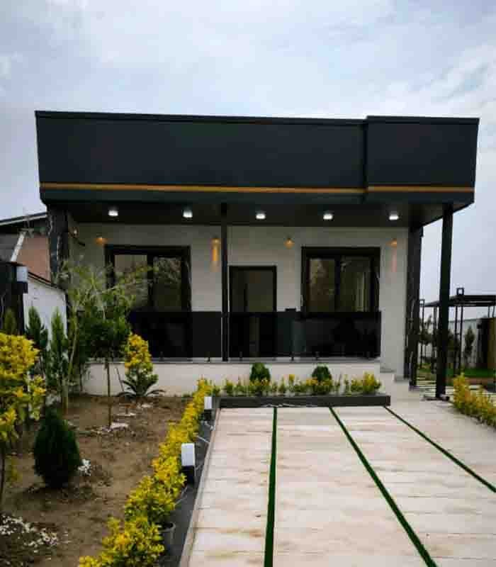 تصویر یک ویلای نما مدرن و محوطه سازی شده با موزاییک و چمن مصنوعی