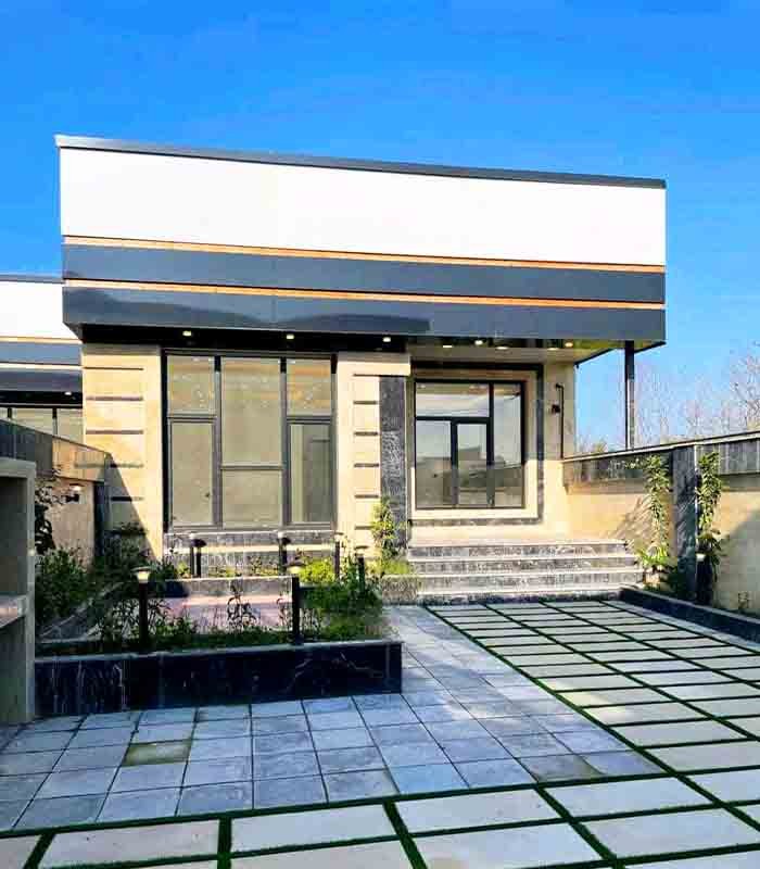 تصویر یه ویلای فلت در موقعیت شهری با محوطه بزرگ