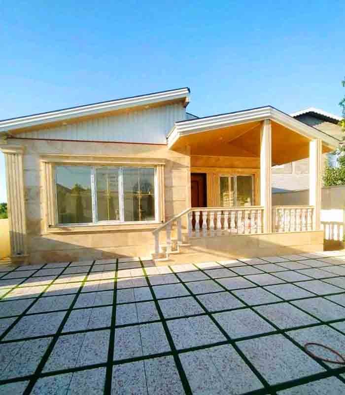 تصویر یک ویلای فلت روستایی که محوطه سازی شده و از چمن مصنوعی استفاده شده