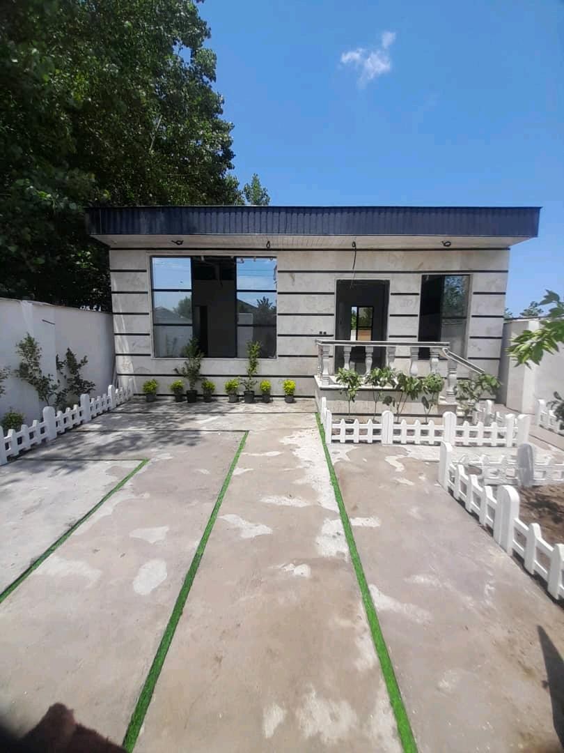 تصویر یک ویلای نما مدرن و محوطه سازی شده با موزاییک و چمن مصنوعی